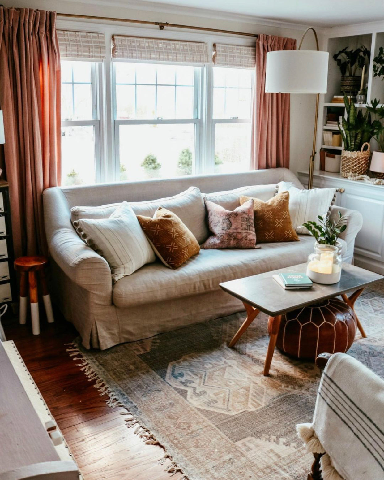 How to Mix & Match Throw Pillows on a Bed or Sofa