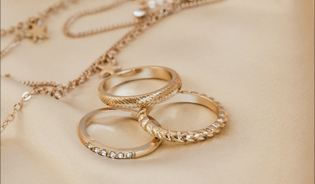 Comment nettoyer les bijoux en or et pierres précieuses ?