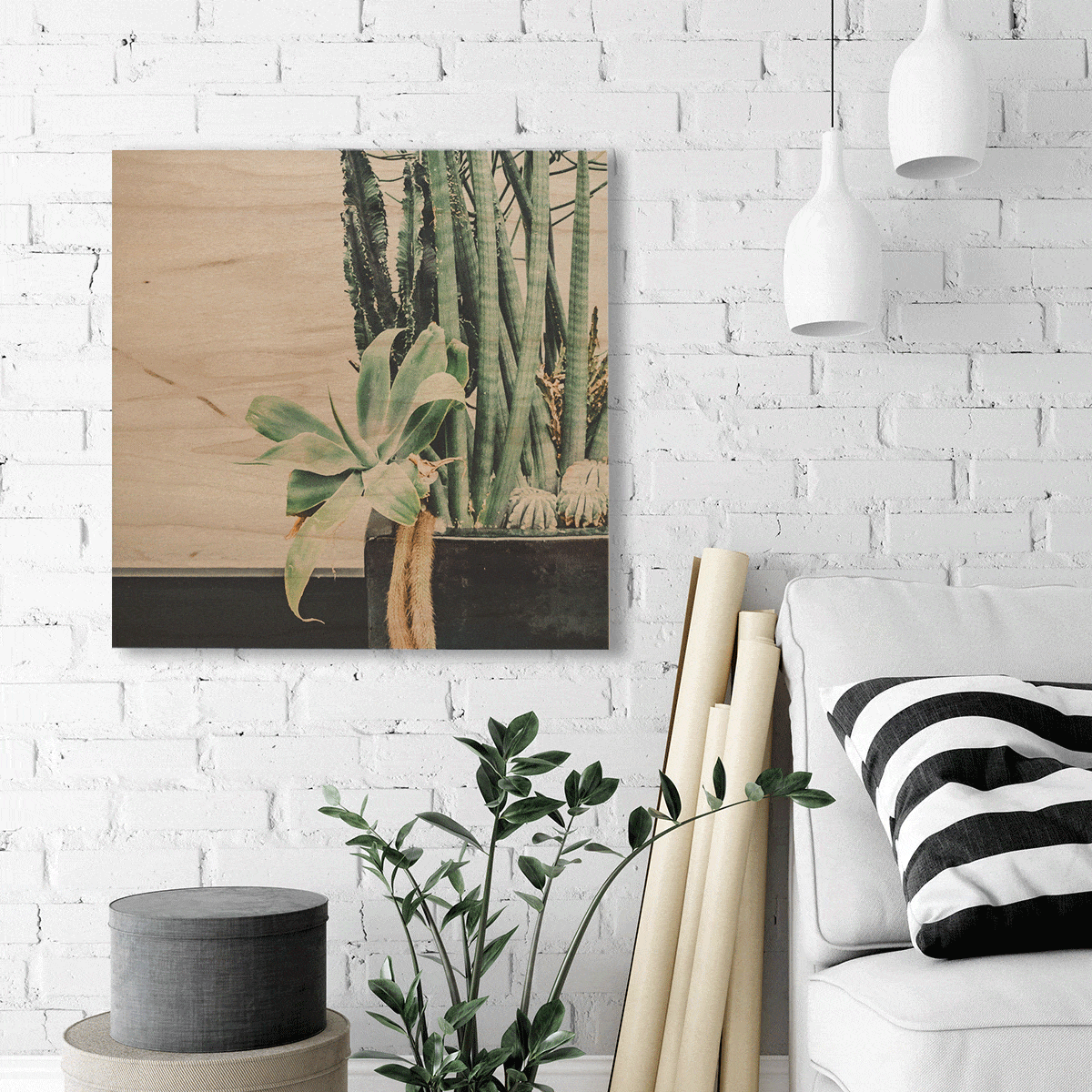 Impression sur bois Posterjack affichée sur le mur d'un salon.