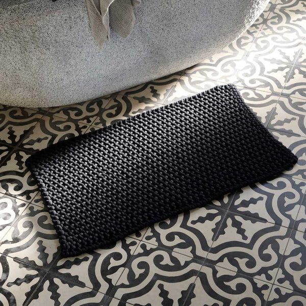 https://cdn.shopify.com/s/files/1/3066/3030/products/eadie-lifestyle-marco-bathmat-black-577298_600x600.jpg?v=1687234219