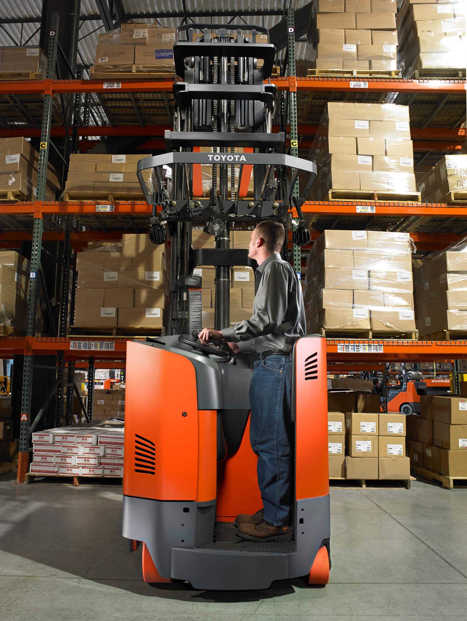 Toyota Electric Reach Truck Mast View
