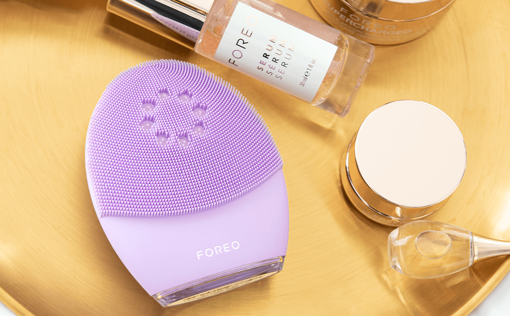 Close up of the FOREO device and its ultra-hygienic bristles made from 100% bacteria-resistant silicone.