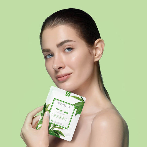 Kvindelig model der fremviser FOREO Green Tea ansigtsmaske