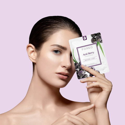 Model der fremviser FOREOs Acai Berry ansigtsmaske