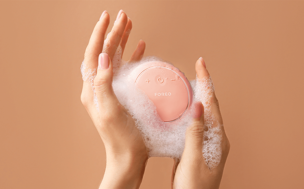 FOREO LUNA™ 4 body Massaging Body Brush uses ultra-hygienic silicone touchpoints and massaging T-Sonic pulsations cleanse, exfoliate and smooth your skin.