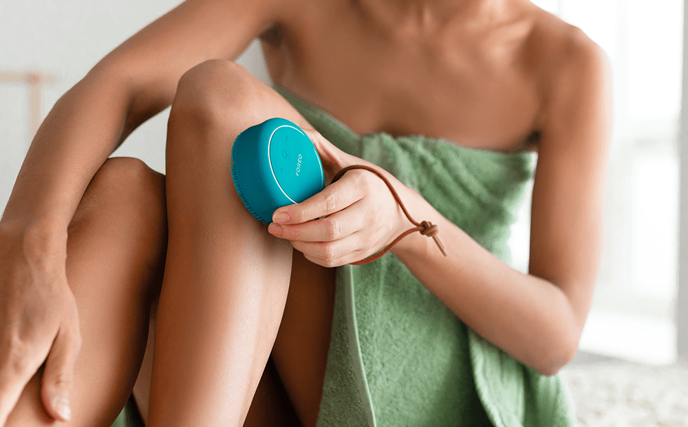  Power on the FOREO LUNA™ 4 body Massaging Body Brush and massage all over the body in circular motions in the shower or bath.