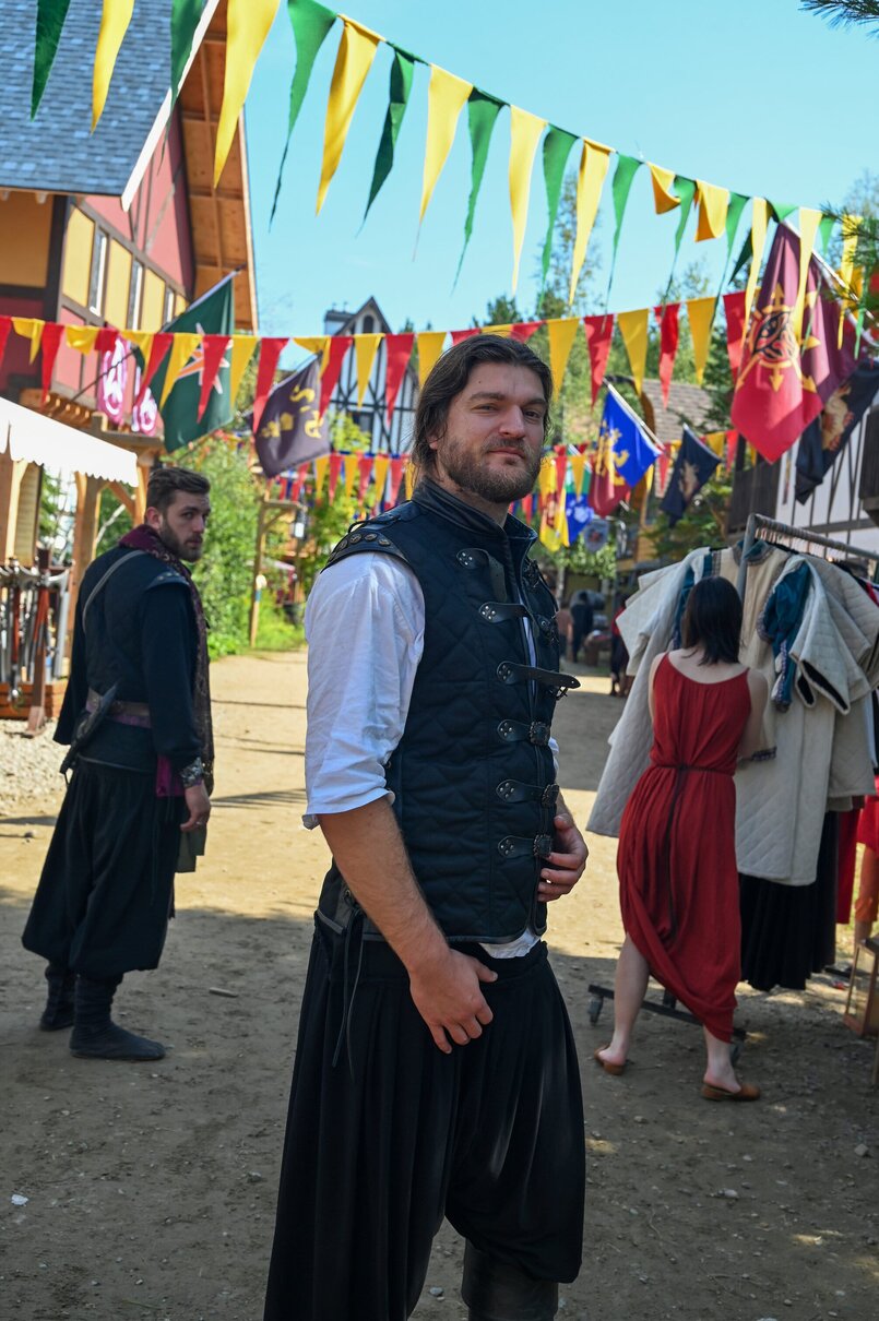A larper photographed in one of the streets on the Bicolline site