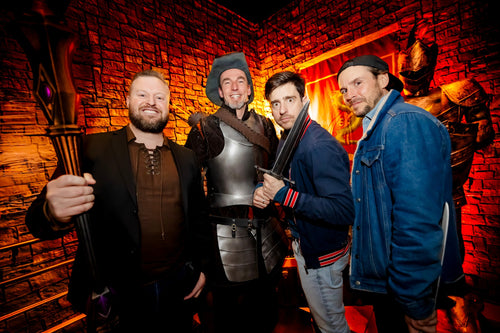 Notre CEO Patrick et des acteurs du film posant dans le décor fabriqué pour l'occasion