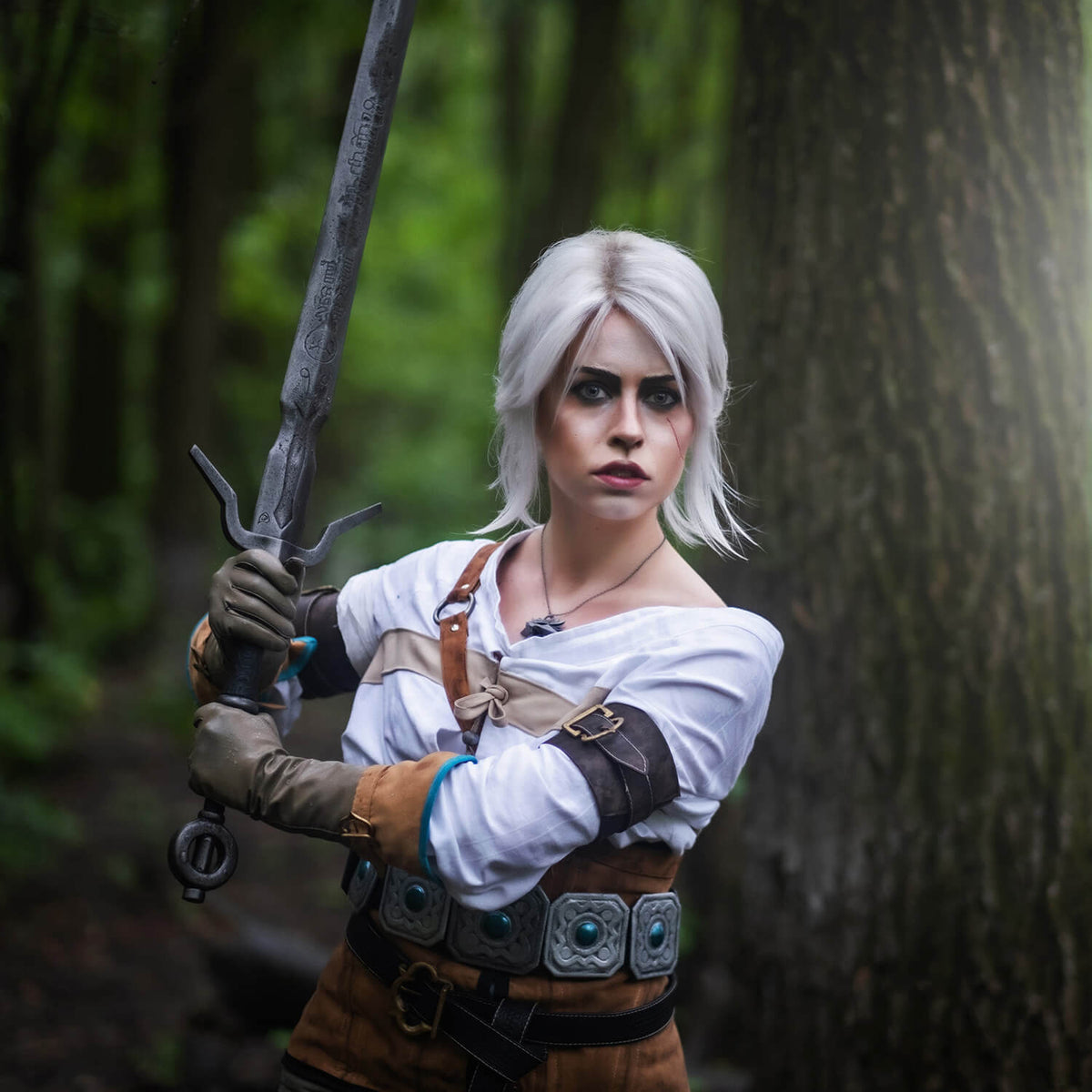 Larper dressed as Ciri from The Witcher carrying a Zireael sword