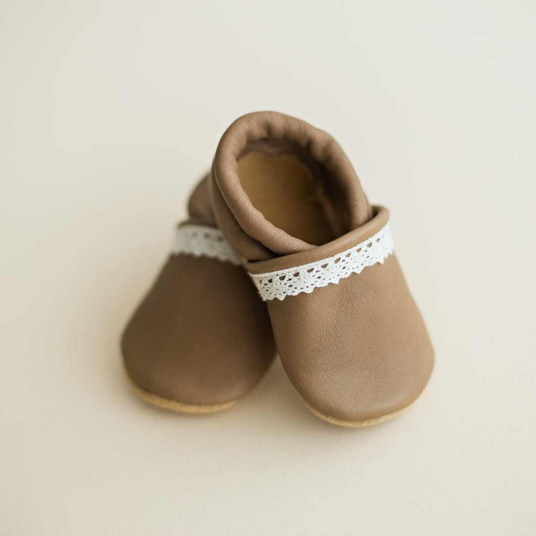 Taupe leather slip-on baby girl – & Lace