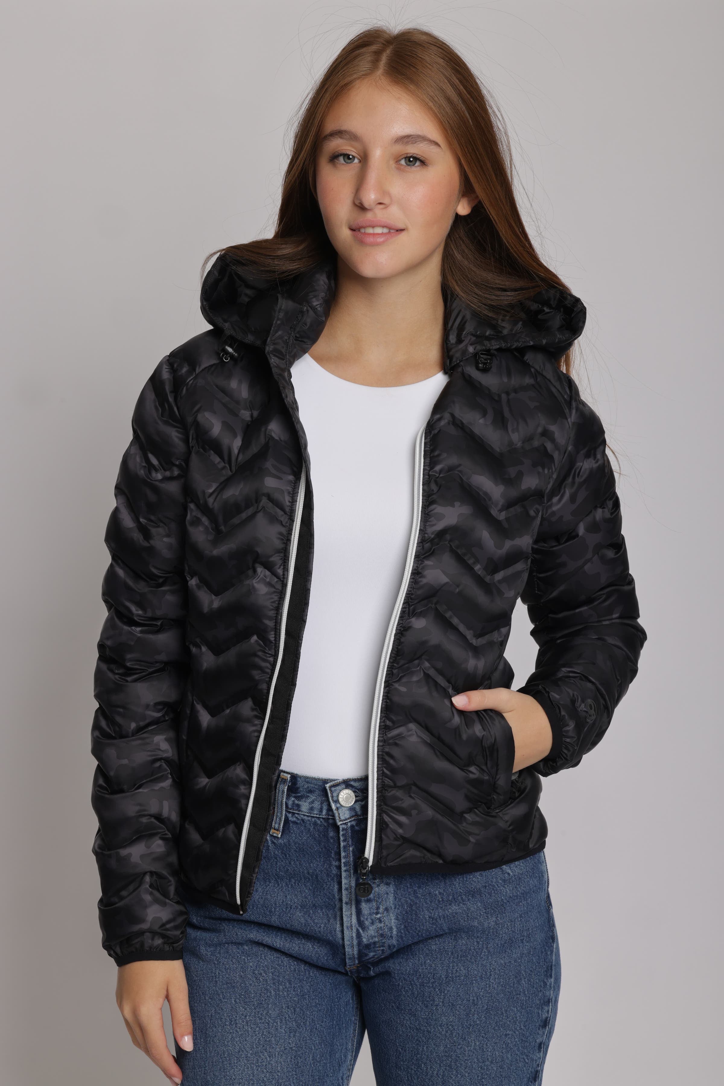 Women's packable puffer jacket in black camo