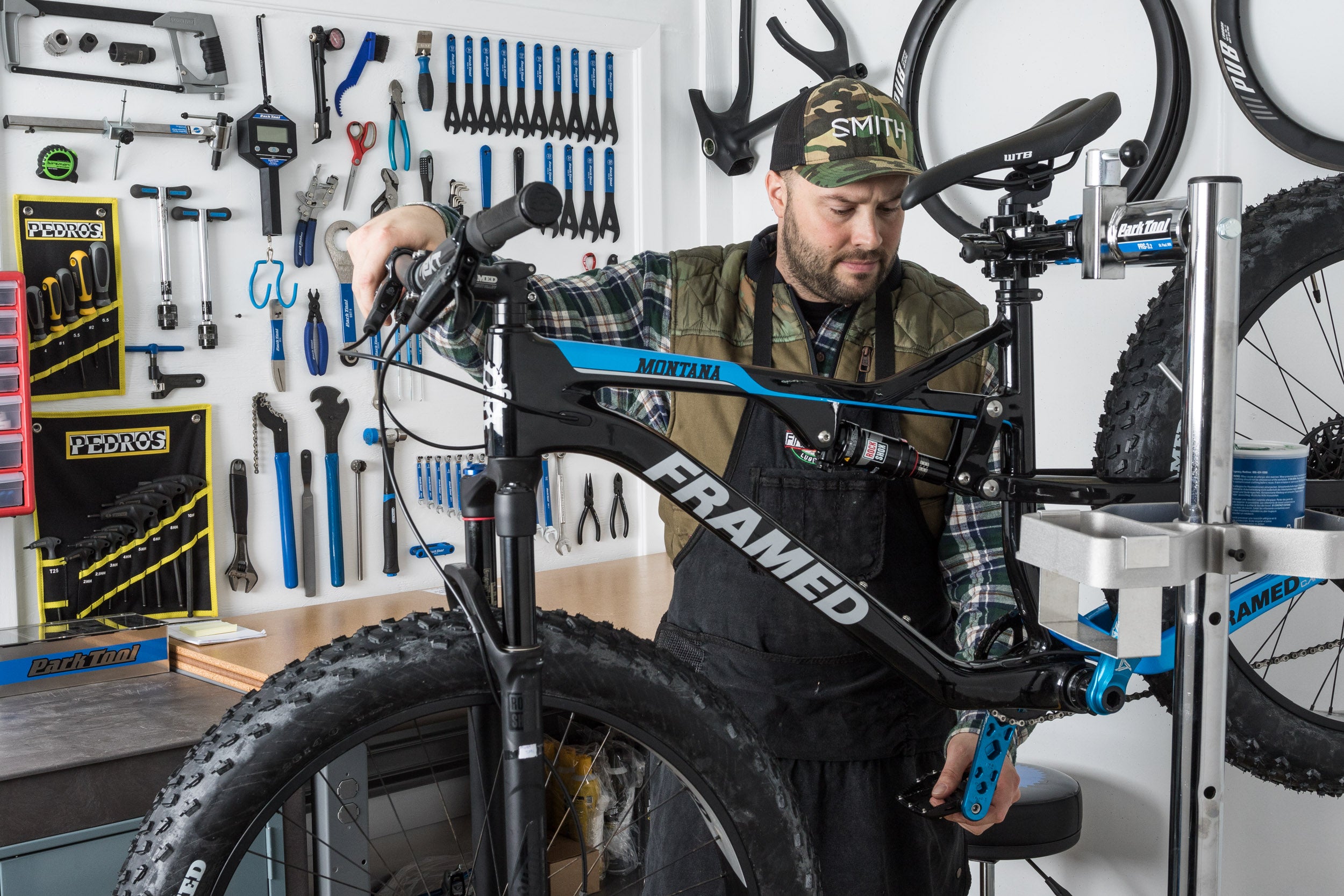 changing a flat bike tire