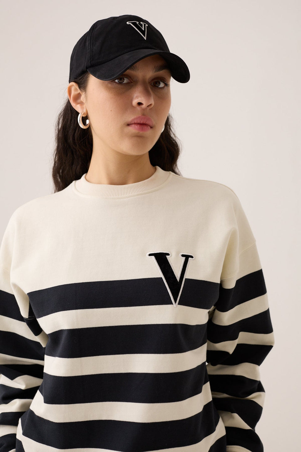 Gorra VOGUE negra con logo de terciopelo