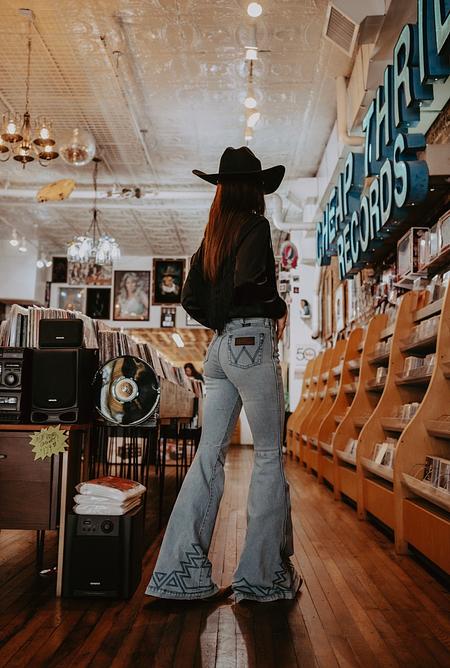 Final Sale ✨Wrangler Retro Laramie Bell Bottom – Wiseman's Western