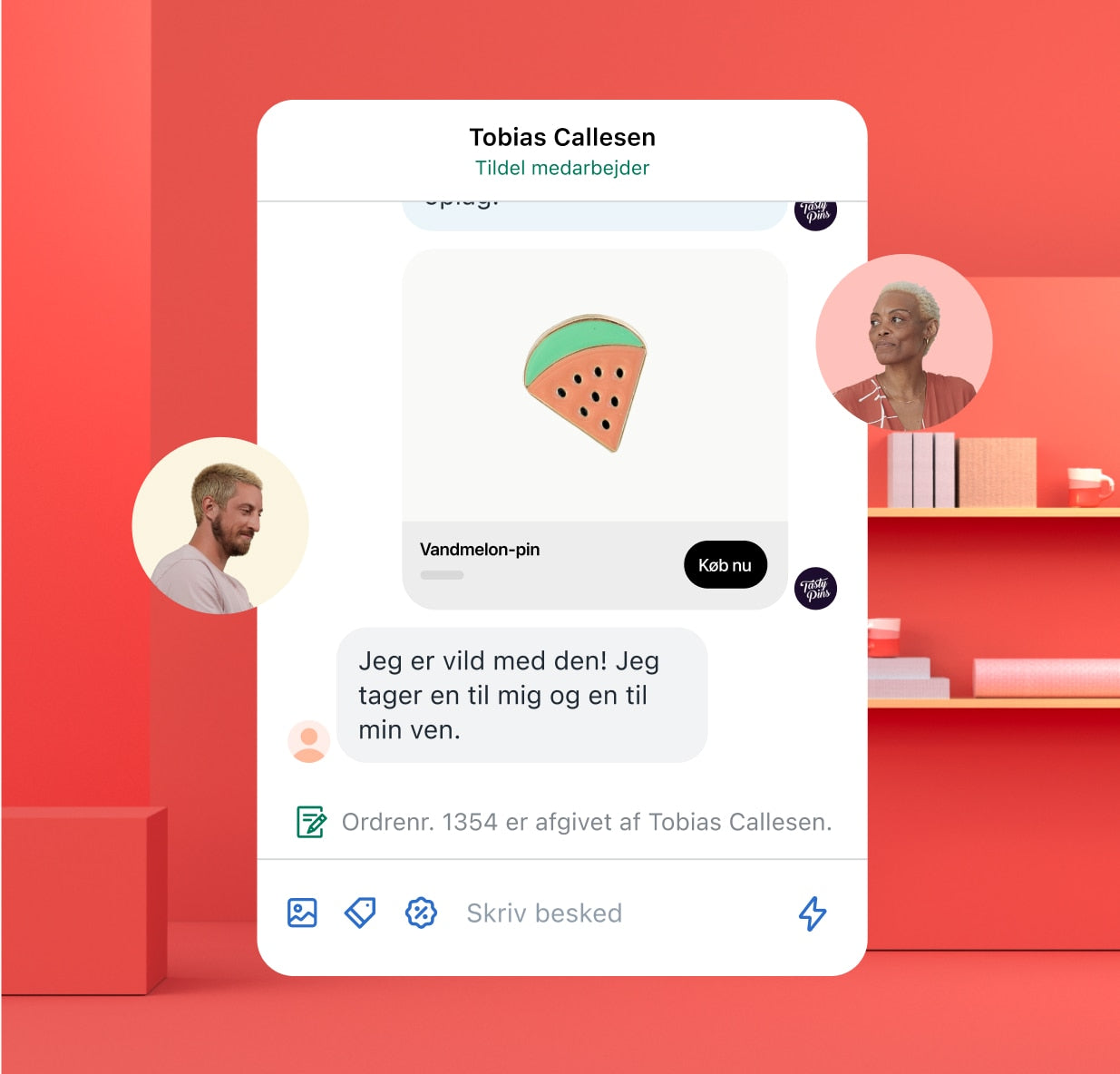 Et åbent chatvindue viser en samtale om en ordre mellem en medarbejder og en kunde. Et billede af en kvinde repræsenterer medarbejderens kommentarer, og et billede af en mand repræsenterer kundens svar.