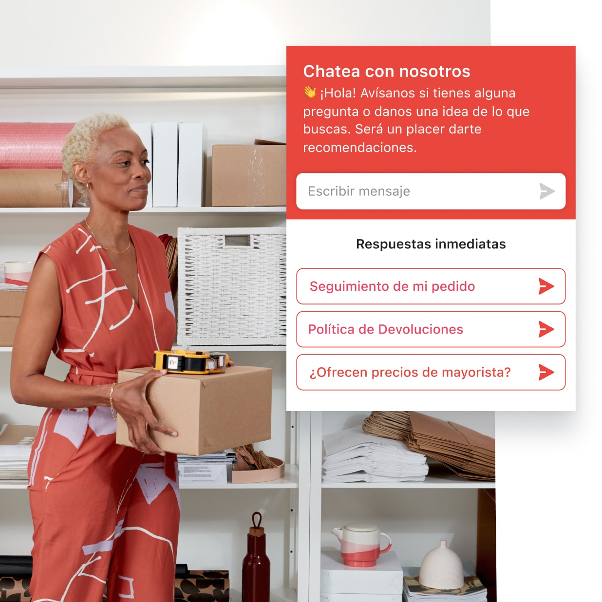 La propietaria de un negocio está de pie en su oficina sujetando una caja mientras hace el inventario. Se muestran tres respuestas inmediatas en la pantalla. Esta función de Shopify Inbox ayuda a orientar a los clientes sin necesidad de un chat en vivo.
