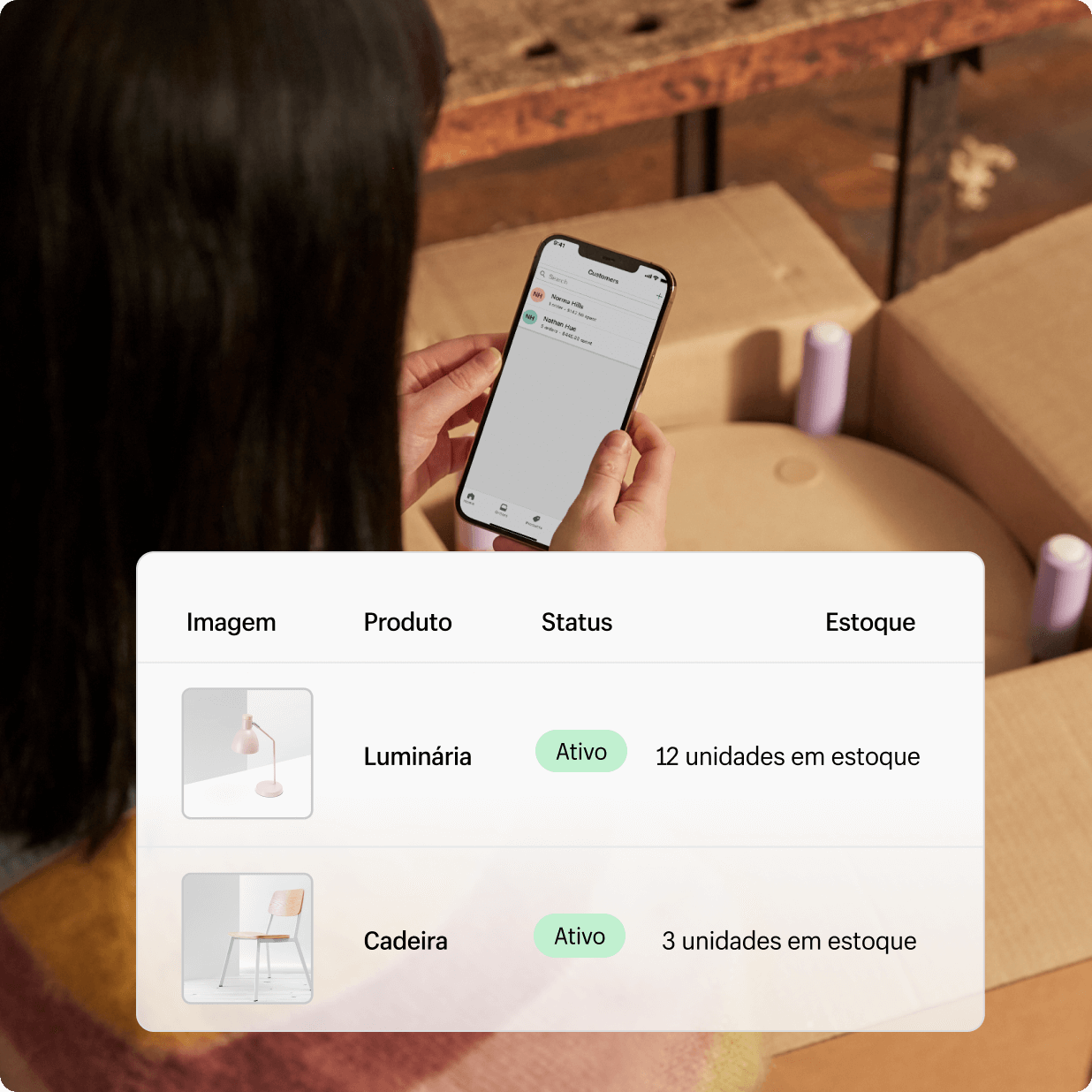 Um lojista gerencia a loja pelo app da Shopify para dispositivos móveis.