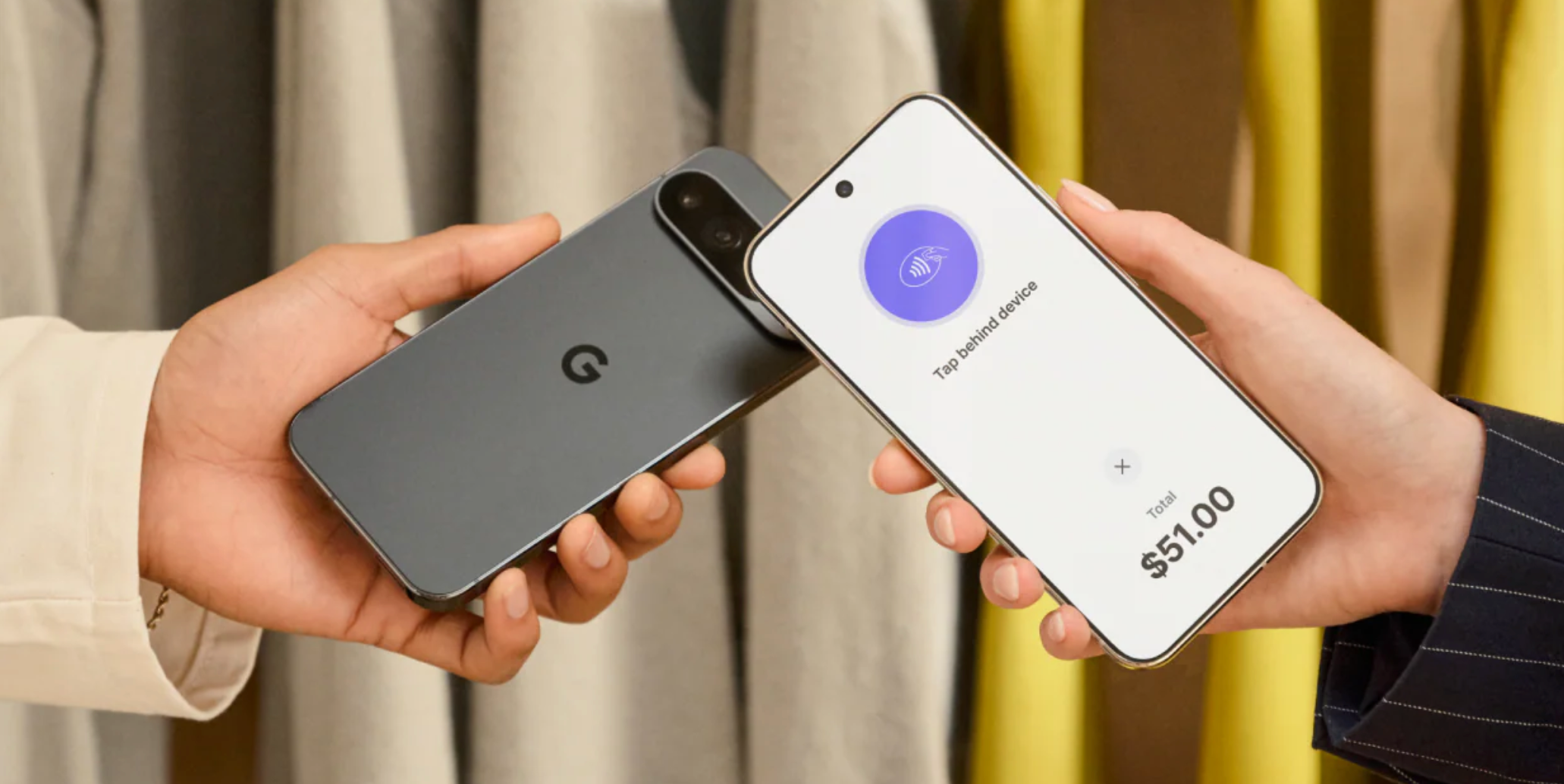 一只手拿着 Android 手机靠近客户的非接触式卡或设备,以通过 Tap to Pay 接受付款。